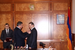 Երևանի քաղաքապետ Տարոն Մարգարյանը պարգևատրվեց ոստիկանության «Համագործակցության ամրապնդման համար» մեդալով (ՏԵՍԱՆՅՈՒԹ) Երևանի քաղաքապետ Տարոն Մարգարյանը պարգևատրվեց ոստիկանության «Համագործակցության ամրապնդման համար» մեդալով (ՏԵՍԱՆՅՈՒԹ)