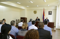 Վլադիմիր Գասպարյանը Անձնագրային և վիզաների վարչության անձնակազմին ներկայացրեց վարչության նորանշանակ պետին, իսկ Դավիթաշենում ծանոթացավ Ոստիկանության զորքերի նոր մասնաշենքի շինաշխատանքների ընթացքին Վլադիմիր Գասպարյանը Անձնագրային և վիզաների վարչության անձնակազմին ներկայացրեց վարչության նորանշանակ պետին, իսկ Դավիթաշենում ծանոթացավ Ոստիկանության զորքերի նոր մասնաշենքի շինաշխատանքների ընթացքին
