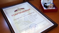 Վլադիմիր Գասպարյանը պարգևատրեց քաղաքացուն՝ զինված հանցագործներին հետապնդելու, վնասազերծելու և ոստիկանությանն աջակցություն ցուցաբերելու համար Վլադիմիր Գասպարյանը պարգևատրեց քաղաքացուն՝ զինված հանցագործներին հետապնդելու, վնասազերծելու և ոստիկանությանն աջակցություն ցուցաբերելու համար
