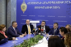 ՀՀ Սահմանադրության փոփոխությունների հանրաքվեի նախնական ընտրացուցակների շուրջ քննարկում ոստիկանությունում (ՏԵՍԱՆՅՈՒԹ և ԼՈՒՍԱՆԿԱՐՆԵՐ) ՀՀ Սահմանադրության փոփոխությունների հանրաքվեի նախնական ընտրացուցակների շուրջ քննարկում ոստիկանությունում (ՏԵՍԱՆՅՈՒԹ և ԼՈՒՍԱՆԿԱՐՆԵՐ)
