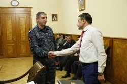 Վալերիյ Օսիպյանը նոյեմբերի 6-ին ոստիկանության ծառայողների է ընդունել (ԼՈՒՍԱՆԿԱՐՆԵՐ, ՏԵՍԱՆՅՈՒԹ) Վալերիյ Օսիպյանը նոյեմբերի 6-ին ոստիկանության ծառայողների է ընդունել (ԼՈՒՍԱՆԿԱՐՆԵՐ, ՏԵՍԱՆՅՈՒԹ)