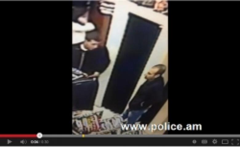 Surveillance camera recorded a male suspect stealing a purse in the clothing store (VIDEO)