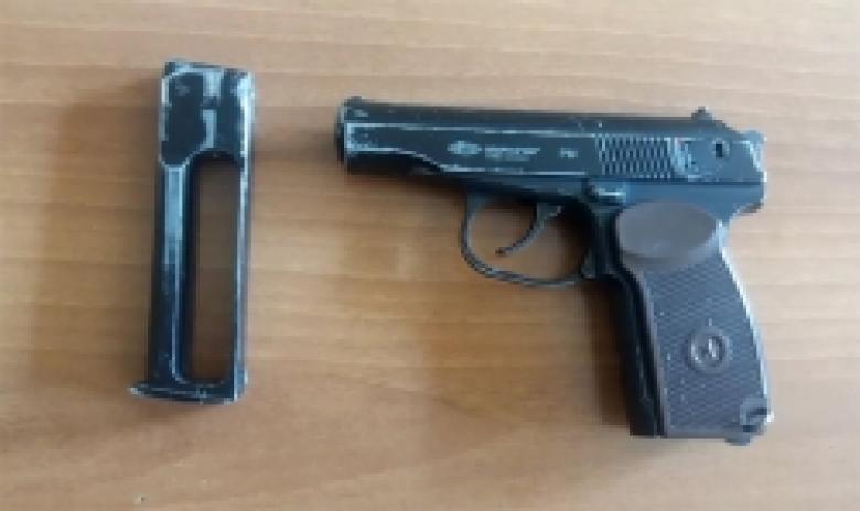 Ոստիկանություն բերման ենթարկված վանաձորցի երիտասարդի մոտ ատրճանակ հայտնաբերվեց (ՏԵՍԱՆՅՈՒԹ) Ոստիկանություն բերման ենթարկված վանաձորցի երիտասարդի մոտ ատրճանակ հայտնաբերվեց (ՏԵՍԱՆՅՈՒԹ)