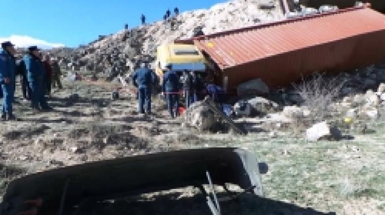 Արմավիր-Գյումրի ճանապարհին բեռնատար է շրջվել. վարորդը տեղում մահացել է (ԼՈՒՍԱՆԿԱՐՆԵՐ)