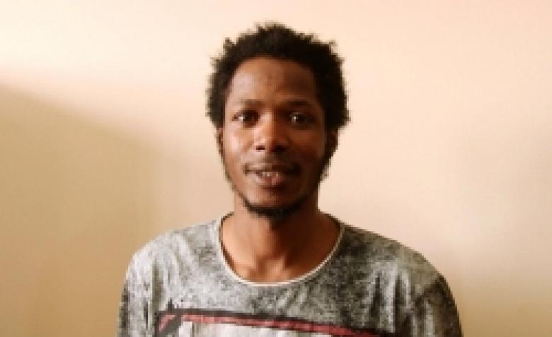 Guinean man detained after attacking and robbing an Omani citizen (VIDEO and PHOTOS)