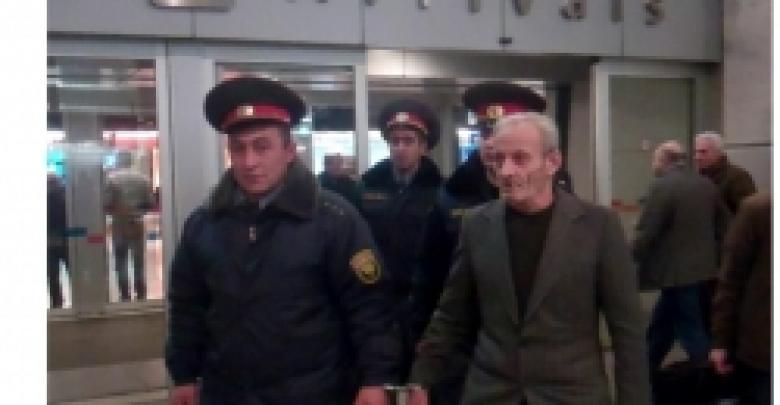 Рейсом Афины – Москва – Ереван из Греции  в Армению доставлен мужчина, с 1994 года находившийся в розыске за убийство (ВИДЕО) Рейсом Афины – Москва – Ереван из Греции  в Армению доставлен мужчина, с 1994 года находившийся в розыске за убийство (ВИДЕО)
