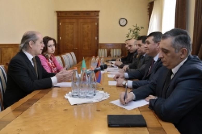 В полиции Республики Армения приняли новоназначенного чрезвычайного и полномочного посла Италии в Республике Армения (ВИДЕО и ФОТО) В полиции Республики Армения приняли новоназначенного чрезвычайного и полномочного посла Италии в Республике Армения (ВИДЕО и ФОТО)