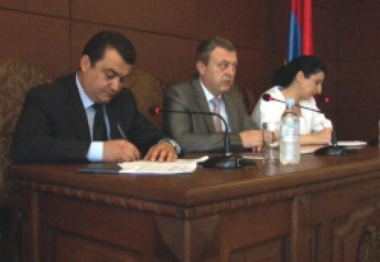 Քննարկվեցին համայնքային ոստիկանության ծառայողների համար կազմակերպված «Բանակցություններ վարելու և հաղորդակցվելու ունակությունները» թեմայով սեմինարների արդյունքները (ՏԵՍԱՆՅՈՒԹ) Քննարկվեցին համայնքային ոստիկանության ծառայողների համար կազմակերպված «Բանակցություններ վարելու և հաղորդակցվելու ունակությունները» թեմայով սեմինարների արդյունքները (ՏԵՍԱՆՅՈՒԹ)