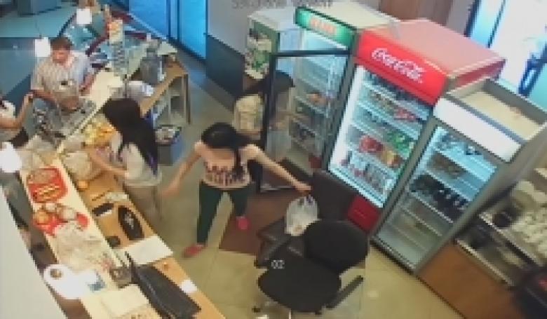 «Տաշիր» առևտրի կենտրոնի տեսախցիկն արձանագրել է բջջայինի գողության պահը (ՏԵՍԱՆՅՈՒԹ) «Տաշիր» առևտրի կենտրոնի տեսախցիկն արձանագրել է բջջայինի գողության պահը (ՏԵՍԱՆՅՈՒԹ)