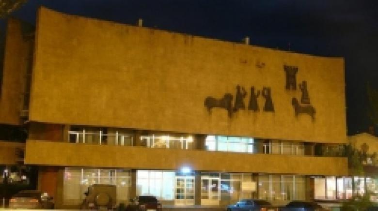 Ոստիկանները «Շախմատի տան» հետնամասում՝ նստարանի տակ, կրակող սարք և փամփուշտներ են հայտնաբերել Ոստիկանները «Շախմատի տան» հետնամասում՝ նստարանի տակ, կրակող սարք և փամփուշտներ են հայտնաբերել