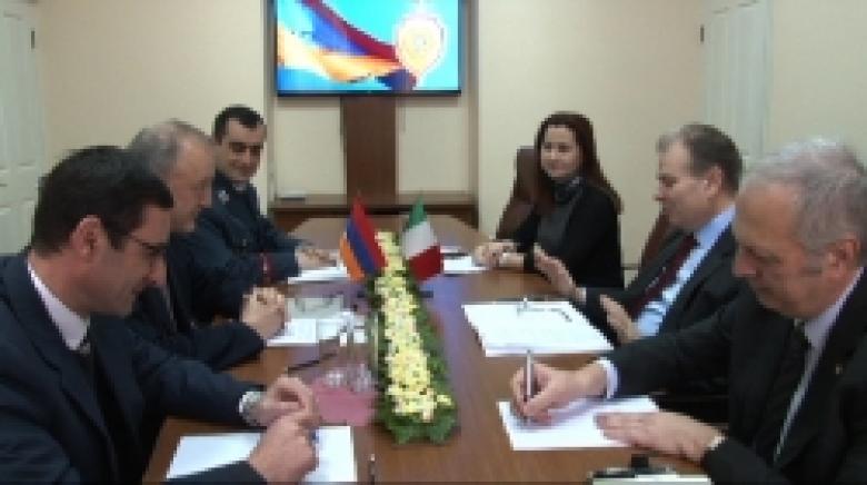 Արևելյան Եվրոպայի օպերատիվ համակարգման հարցերով տարածաշրջանային գրասենյակի տնօրենն ու նրա տեղակալը ՀՀ ոստիկանությունում (ՏԵՍԱՆՅՈՒԹ և ԼՈՒՍԱՆԿԱՐՆԵՐ) Արևելյան Եվրոպայի օպերատիվ համակարգման հարցերով տարածաշրջանային գրասենյակի տնօրենն ու նրա տեղակալը ՀՀ ոստիկանությունում (ՏԵՍԱՆՅՈՒԹ և ԼՈՒՍԱՆԿԱՐՆԵՐ)