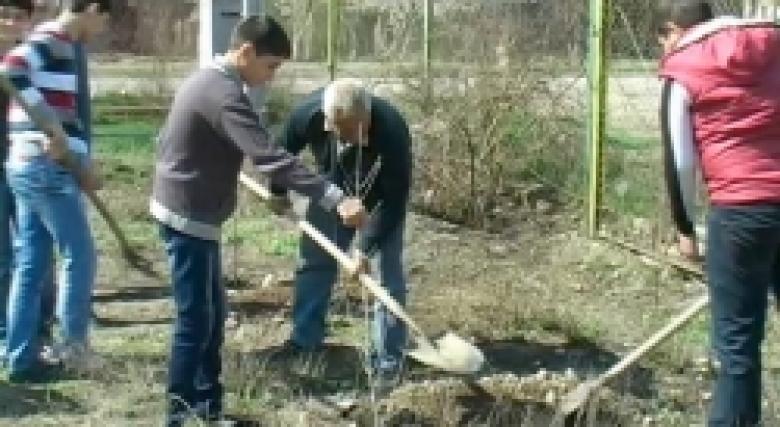 Ոստիկանության վետերաններն ու աշակերտները դպրոցի բակում 100 շիվ տնկեցին (ՏԵՍԱՆՅՈՒԹ) Ոստիկանության վետերաններն ու աշակերտները դպրոցի բակում 100 շիվ տնկեցին (ՏԵՍԱՆՅՈՒԹ)