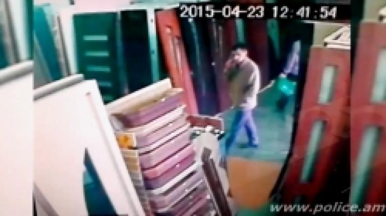 Տեսանկարահանող սարքը արձանագրել է խանութից կատարված գողությունը (ՏԵՍԱՆՅՈՒԹ) Տեսանկարահանող սարքը արձանագրել է խանութից կատարված գողությունը (ՏԵՍԱՆՅՈՒԹ)