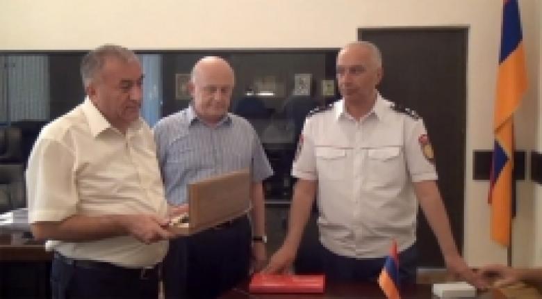 Председателю Совета ветеранов Полиции Республики Армения вручена награда Совета ветеранов МВД России (ВИДЕО) Председателю Совета ветеранов Полиции Республики Армения вручена награда Совета ветеранов МВД России (ВИДЕО)