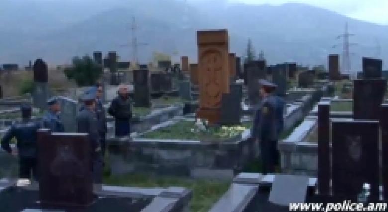 Վանաձորյան բարձունքում հանգչում են հայրենիքին կյանքը նվիրաբերած ոստիկան-քաջորդիները: Անձրևի կաթիլները արցունքի պես են իջնում տղաների հուշակոթողներին (ՏԵՍԱՆՅՈՒԹ) Վանաձորյան բարձունքում հանգչում են հայրենիքին կյանքը նվիրաբերած ոստիկան-քաջորդիները: Անձրևի կաթիլները արցունքի պես են իջնում տղաների հուշակոթողներին (ՏԵՍԱՆՅՈՒԹ)