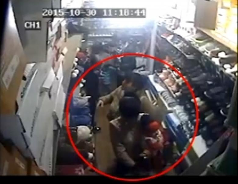 Խանութի տեսագրող սարքերն արձանագրել են մի քանի օր շարունակ կատարված գողությունները (ՏԵՍԱՆՅՈՒԹ) Խանութի տեսագրող սարքերն արձանագրել են մի քանի օր շարունակ կատարված գողությունները (ՏԵՍԱՆՅՈՒԹ)