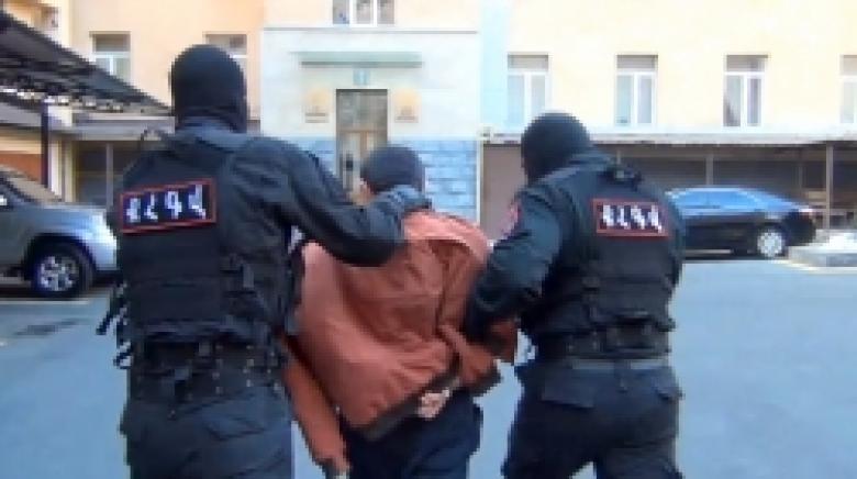 Փախուստի մեջ գտնվող բնակարանագողը հայտնաբերվեց և կալանավորվեց (ՏԵՍԱՆՅՈՒԹ) Փախուստի մեջ գտնվող բնակարանագողը հայտնաբերվեց և կալանավորվեց (ՏԵՍԱՆՅՈՒԹ)