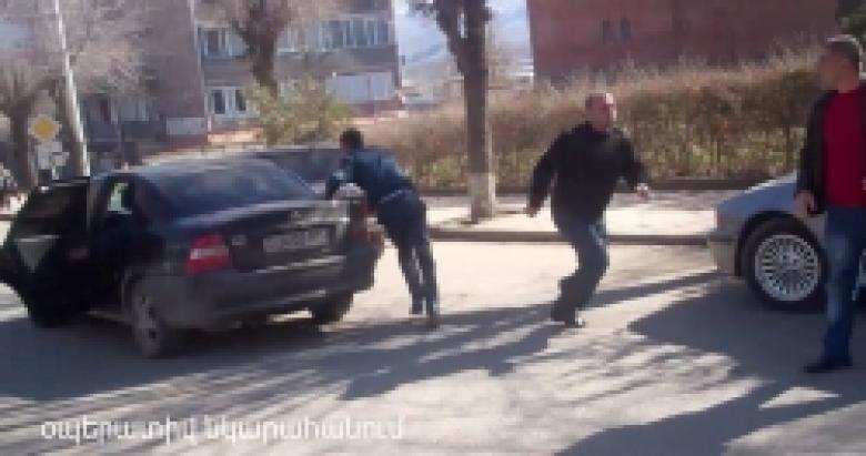Շորթողների խումբը վնասազերծվեց. 3 միլիոնը չտալու դեպքում սպառնացել էին վերացնել ընտանիքի անդամներին (ՏԵՍԱՆՅՈՒԹ) Շորթողների խումբը վնասազերծվեց. 3 միլիոնը չտալու դեպքում սպառնացել էին վերացնել ընտանիքի անդամներին (ՏԵՍԱՆՅՈՒԹ)