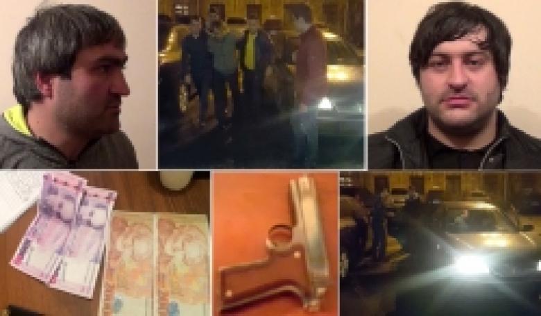 Ոստիկանություն բերման ենթարկված մականունավորների մոտ լիցքավորված ատրճանակ, թմրամիջոց և կեղծ թղթադրամներ հայտնաբերվեցին (ՏԵՍԱՆՅՈՒԹ) Ոստիկանություն բերման ենթարկված մականունավորների մոտ լիցքավորված ատրճանակ, թմրամիջոց և կեղծ թղթադրամներ հայտնաբերվեցին (ՏԵՍԱՆՅՈՒԹ)