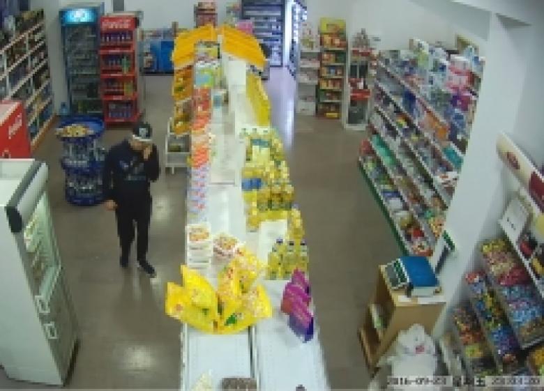 Տեսահսկող սարքն արձանագրել է խանութից գողություն կատարած անձին (ՏԵՍԱՆՅՈՒԹ)  Տեսահսկող սարքն արձանագրել է խանութից գողություն կատարած անձին (ՏԵՍԱՆՅՈՒԹ)