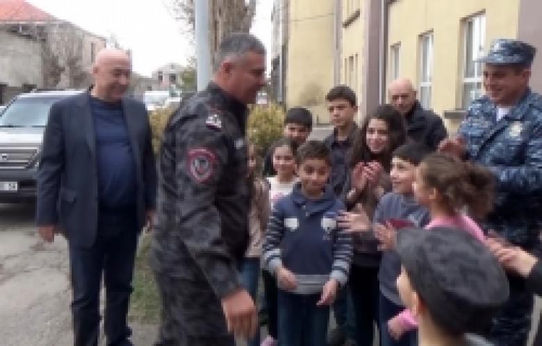 Հարության տոնին ընդառաջ ոստիկաններն այցելեցին Գավառի մանկատուն (ՏԵՍԱՆՅՈՒԹ) Հարության տոնին ընդառաջ ոստիկաններն այցելեցին Գավառի մանկատուն (ՏԵՍԱՆՅՈՒԹ)