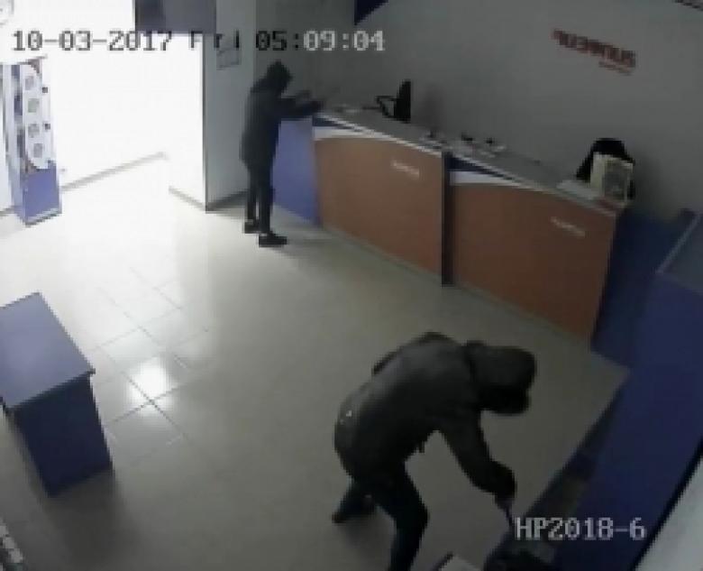 Օգնեք գտնելու Վանաձորի փոստային բաժանմունքի գողերին (ՏԵՍԱՆՅՈՒԹ) Օգնեք գտնելու Վանաձորի փոստային բաժանմունքի գողերին (ՏԵՍԱՆՅՈՒԹ)