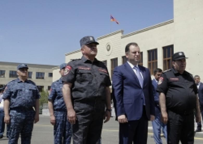 Праздничное мероприятие к 25-летию формирования Войск Полиции (ВИДЕО и ФОТОРЯД) Праздничное мероприятие к 25-летию формирования Войск Полиции (ВИДЕО и ФОТОРЯД)