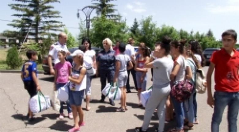 Ոստիկանության ծառայողները գեղեցիկ օր պարգևեցին թիվ 1 հատուկ կրթահամալիրի մի խումբ սաների (ՏԵՍԱՆՅՈՒԹ) Ոստիկանության ծառայողները գեղեցիկ օր պարգևեցին թիվ 1 հատուկ կրթահամալիրի մի խումբ սաների (ՏԵՍԱՆՅՈՒԹ)