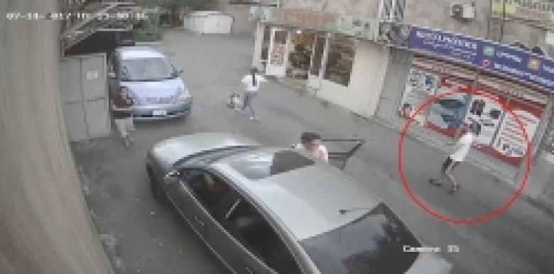 Կողոպուտ կատարողին արձանագրել է փողոցի տեսախցիկը (ՏԵՍԱՆՅՈՒԹ)  Կողոպուտ կատարողին արձանագրել է փողոցի տեսախցիկը (ՏԵՍԱՆՅՈՒԹ)