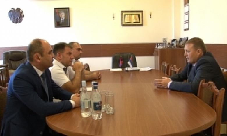 Հանդիպում ոստիկանությունում (ՏԵՍԱՆՅՈՒԹ) Հանդիպում ոստիկանությունում (ՏԵՍԱՆՅՈՒԹ)