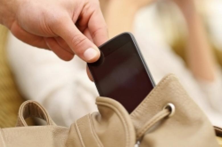 Ոստիկանները հայտնաբերեցին երթուղային ավտոբուսում կնոջ պայուսակից բջջային հեռախոս գողացողին  Ոստիկանները հայտնաբերեցին երթուղային ավտոբուսում կնոջ պայուսակից բջջային հեռախոս գողացողին