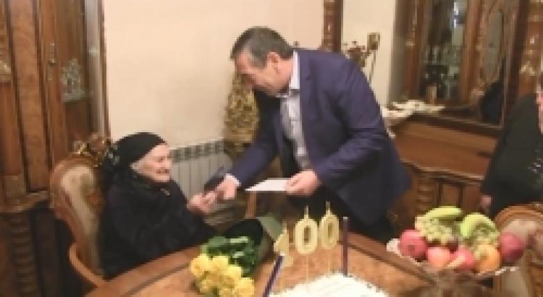Ոստիկանները շնորհավորեցին 100-ամյա տատիկին և ՀՀ քաղաքացու անձնագիր նվիրեցին (ՏԵՍԱՆՅՈՒԹ)