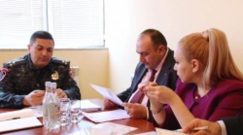 Քննարկում ճանապարհային ոստիկանությունում․ դպրոցներում կավելացվեն ճանապարհային երթևեկության կանոնների վերաբերյալ դասընթացները (ՏԵՍԱՆՅՈՒԹ, ԼՈՒՍԱՆԿԱՐՆԵՐ) Քննարկում ճանապարհային ոստիկանությունում․ դպրոցներում կավելացվեն ճանապարհային երթևեկության կանոնների վերաբերյալ դասընթացները (ՏԵՍԱՆՅՈՒԹ, ԼՈՒՍԱՆԿԱՐՆԵՐ)
