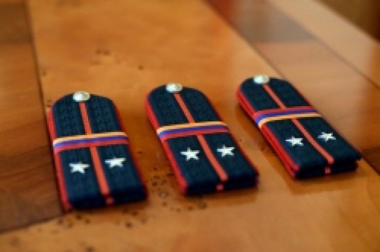 Ոստիկանության պետը սպայական առաջին ուսադիրներ հանձնեց ոստիկաններին (ՏԵՍԱՆՅՈՒԹ, ԼՈՒՍԱՆԿԱՐՆԵՐ) Ոստիկանության պետը սպայական առաջին ուսադիրներ հանձնեց ոստիկաններին (ՏԵՍԱՆՅՈՒԹ, ԼՈՒՍԱՆԿԱՐՆԵՐ)