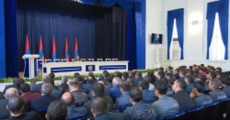 Ոստիկանության պետը հանդիպեց ճանապարհ փակած քաղաքացիների ու մարզային վարչության ծառայողների հետ /ՏԵՍԱՆՅՈՒԹ/ Ոստիկանության պետը հանդիպեց ճանապարհ փակած քաղաքացիների ու մարզային վարչության ծառայողների հետ /ՏԵՍԱՆՅՈՒԹ/