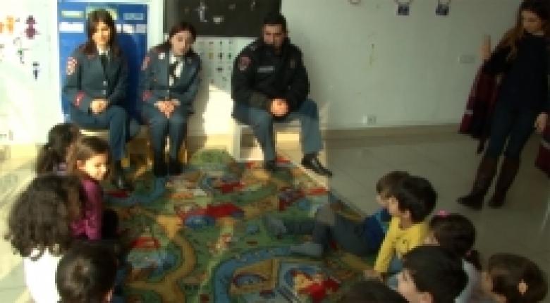 Ոստիկանները նախադպրոցական ակադեմիայում (ՏԵՍԱՆՅՈՒԹ) Ոստիկանները նախադպրոցական ակադեմիայում (ՏԵՍԱՆՅՈՒԹ)