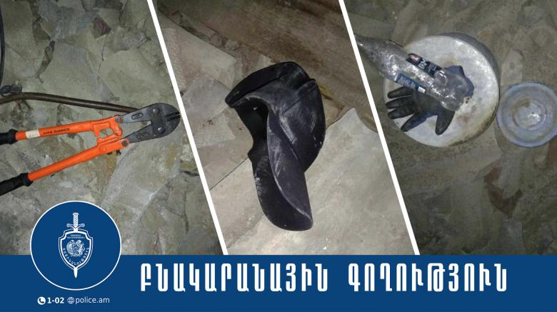 Տանիքում թաքնված երիտասարդը հայտնաբերվել և ձերբակալվել է Տանիքում թաքնված երիտասարդը հայտնաբերվել և ձերբակալվել է