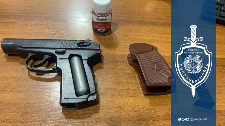 Թիվ 13 դպրոցի պատուհանին օդաճնշիչ ատրճանակով կրակել է 8-րդ դասարանի աշակերտը Թիվ 13 դպրոցի պատուհանին օդաճնշիչ ատրճանակով կրակել է 8-րդ դասարանի աշակերտը