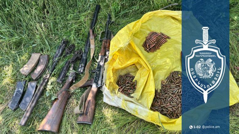 Իրավապահները Խնձորեսկի գերեզմանատանը հայտնաբերել են «Կալաշնիկովի» ինքնաձիգ և զինամթերք Իրավապահները Խնձորեսկի գերեզմանատանը հայտնաբերել են «Կալաշնիկովի» ինքնաձիգ և զինամթերք