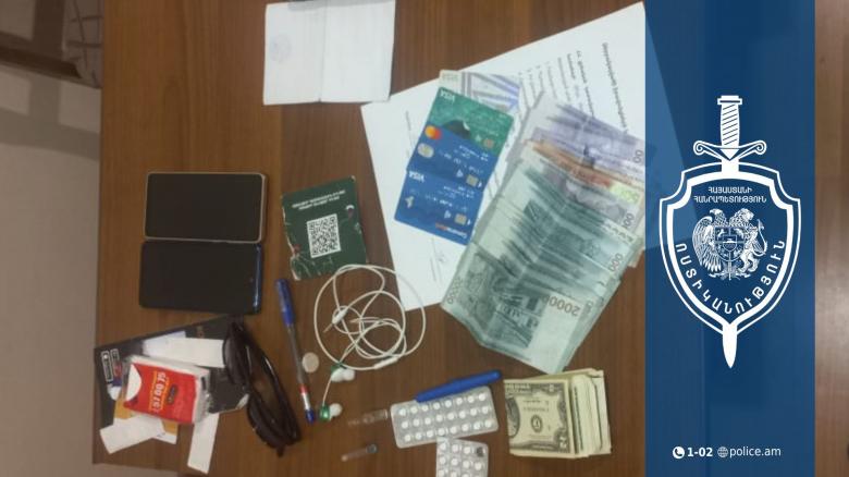 Կողոպուտի փորձ կատարած տղամարդկանցից մեկի մոտ հոգեմետ դեղահաբեր են հայտնաբերվել Կողոպուտի փորձ կատարած տղամարդկանցից մեկի մոտ հոգեմետ դեղահաբեր են հայտնաբերվել