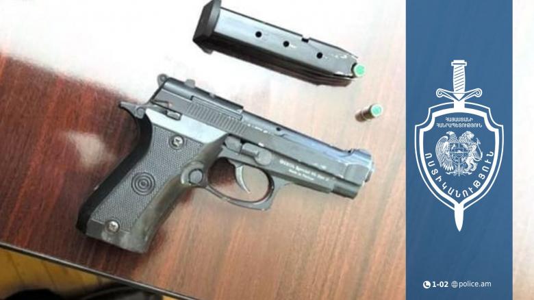 Ոստիկանները ապօրինի զենք կրելու կասկածանքով ձերբակալել են երիտասարդներին Ոստիկանները ապօրինի զենք կրելու կասկածանքով ձերբակալել են երիտասարդներին