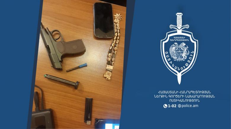 Երևանի պարեկները երիտասարդի մոտ ատրճանակ, փամփուշտներ և մոխրացած հետքերով գլանակ են հայտնաբերել Երևանի պարեկները երիտասարդի մոտ ատրճանակ, փամփուշտներ և մոխրացած հետքերով գլանակ են հայտնաբերել