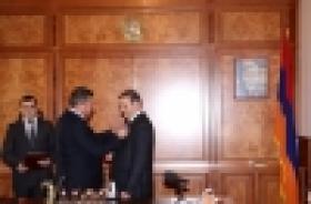 Երևանի քաղաքապետ Տարոն Մարգարյանը պարգևատրվեց ոստիկանության «Համագործակցության ամրապնդման համար» մեդալով (ՏԵՍԱՆՅՈՒԹ) Երևանի քաղաքապետ Տարոն Մարգարյանը պարգևատրվեց ոստիկանության «Համագործակցության ամրապնդման համար» մեդալով (ՏԵՍԱՆՅՈՒԹ)