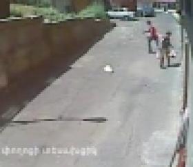 Փողոցի տեսախցիկն արձանագրել է կնոջը կողոպտելու պահը (ՏԵՍԱՆՅՈՒԹ) Փողոցի տեսախցիկն արձանագրել է կնոջը կողոպտելու պահը (ՏԵՍԱՆՅՈՒԹ)