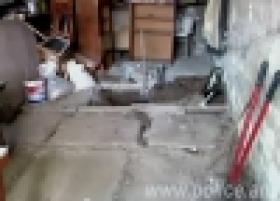 Ավտոտնակի հատակի սալիկները քանդելով` օպերատիվ խումբը հողի տակից զենք-զինամթերք է հայտնաբերել (ՏԵՍԱՆՅՈՒԹ) Ավտոտնակի հատակի սալիկները քանդելով` օպերատիվ խումբը հողի տակից զենք-զինամթերք է հայտնաբերել (ՏԵՍԱՆՅՈՒԹ)