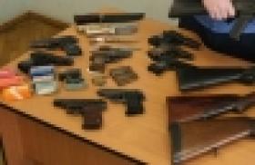 Ոստիկանության ծառայողների բացատրական աշխատանքների շնորհիվ՝ քաղաքացիները կամավոր զենք-զինամթերք են հանձնում Ոստիկանության ծառայողների բացատրական աշխատանքների շնորհիվ՝ քաղաքացիները կամավոր զենք-զինամթերք են հանձնում