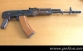 Երևանի բնակիչը կամավոր հանձնեց տանը պահվող ինքնաձիգը (ՏԵՍԱՆՅՈՒԹ) Երևանի բնակիչը կամավոր հանձնեց տանը պահվող ինքնաձիգը (ՏԵՍԱՆՅՈՒԹ)