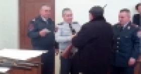 Ոստիկանությունում օրինականացված որսորդական հրացանները հանձնվեցին քաղաքացիներին (ՏԵՍԱՆՅՈՒԹ) Ոստիկանությունում օրինականացված որսորդական հրացանները հանձնվեցին քաղաքացիներին (ՏԵՍԱՆՅՈՒԹ)