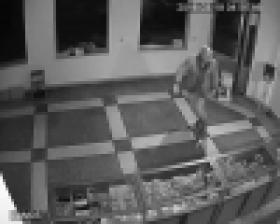 Տեսաձայնագրող սարքն արձանագրել է խանութից կատարված գողությունը (ՏԵՍԱՆՅՈՒԹ) Տեսաձայնագրող սարքն արձանագրել է խանութից կատարված գողությունը (ՏԵՍԱՆՅՈՒԹ)