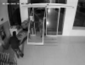 Խանութից գողացել էին վճարման տերմինալը. դեպքերը զարգացան գլխապտույտ արագությամբ (ՏԵՍԱՆՅՈՒԹ) Խանութից գողացել էին վճարման տերմինալը. դեպքերը զարգացան գլխապտույտ արագությամբ (ՏԵՍԱՆՅՈՒԹ)